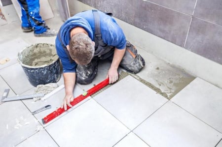 Poser du carrelage dans une r&eacute;novation demande une pr&eacute;paration diff&eacute;rente du neuf &agrave; Saint-Andr&eacute;-de-Cubzac